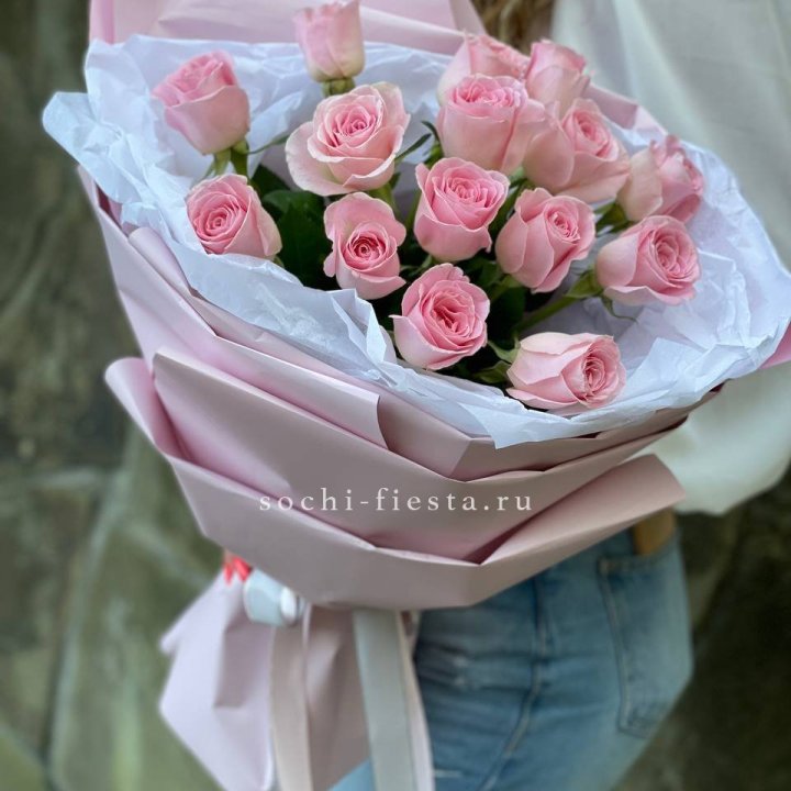 Розовые розы в авторском оформлении с доставкой в Комсомольске-на-Амуре