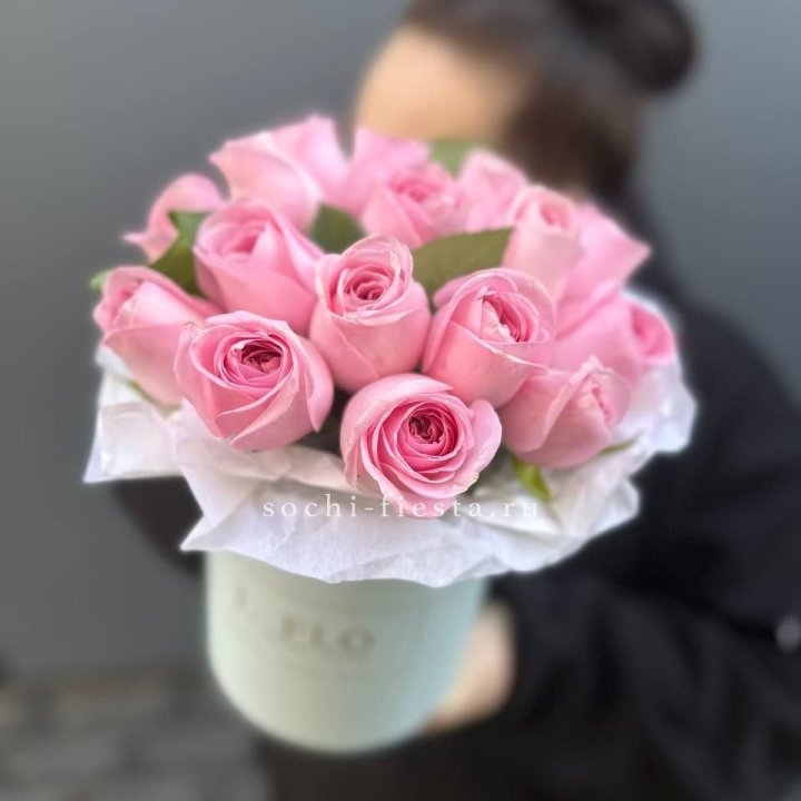 17 розовых роз в цилиндре в Комсомольске-на-Амуре