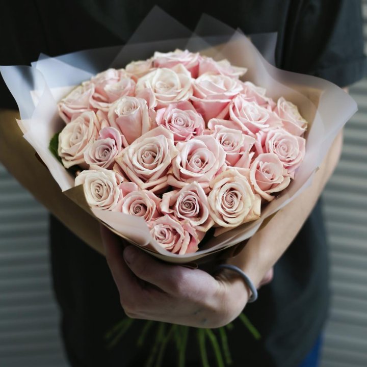 27 кремовых роз в Комсомольске-на-Амуре