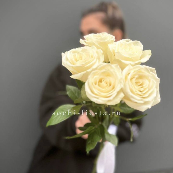 Букет 5 белых роз  в Комсомольске-на-Амуре