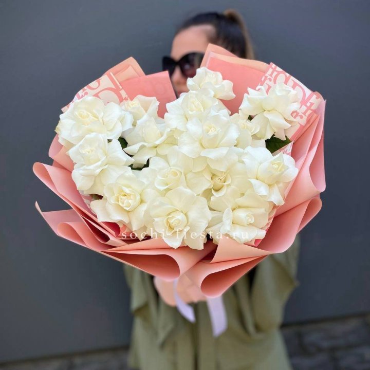 Белые розы "Аморе" в Комсомольске-на-Амуре