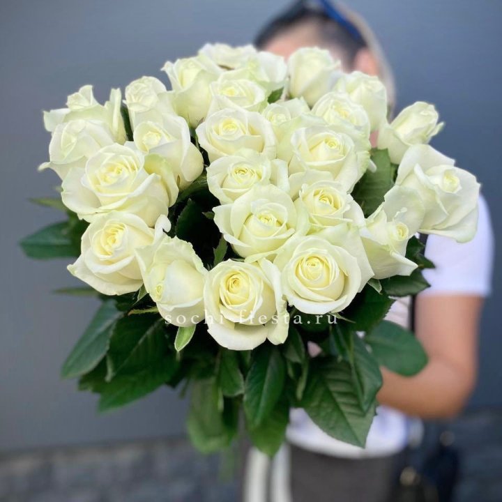 Голландские розы белые 25 с доставкой в Комсомольске-на-Амуре