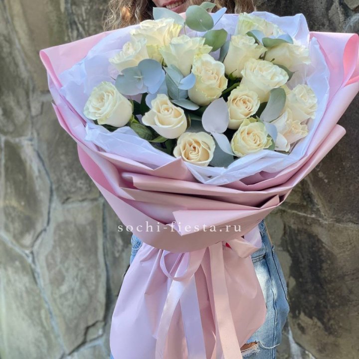 Белые розы в авторском оформлении с доставкой в Комсомольске-на-Амуре