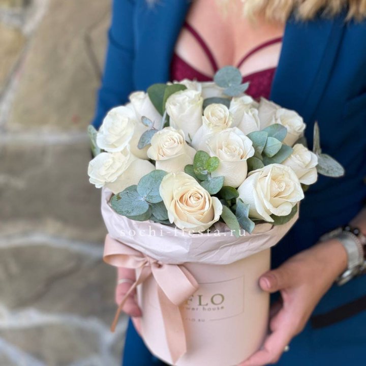 Цилиндр из белых роз в Комсомольске-на-Амуре