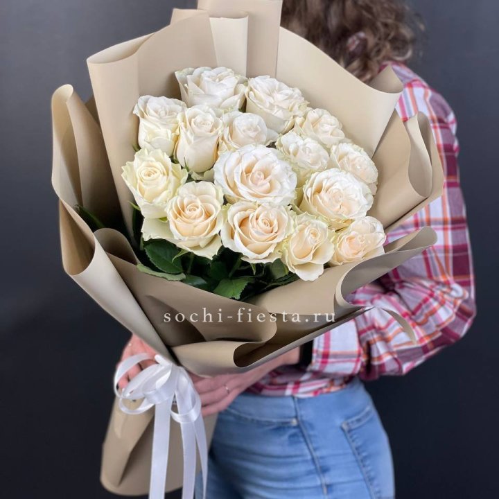 15 белых роз кофе в Комсомольске-на-Амуре