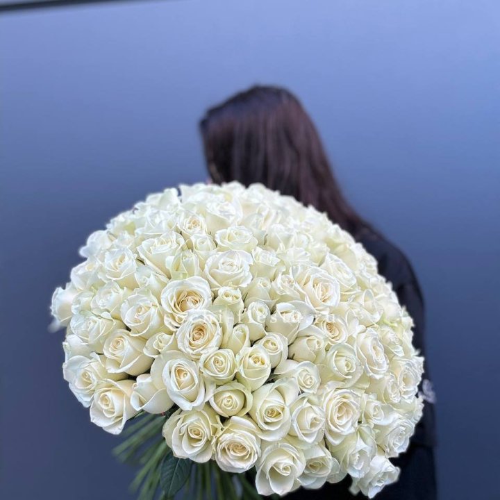 Охапка из 101 белой розы  в Комсомольске-на-Амуре