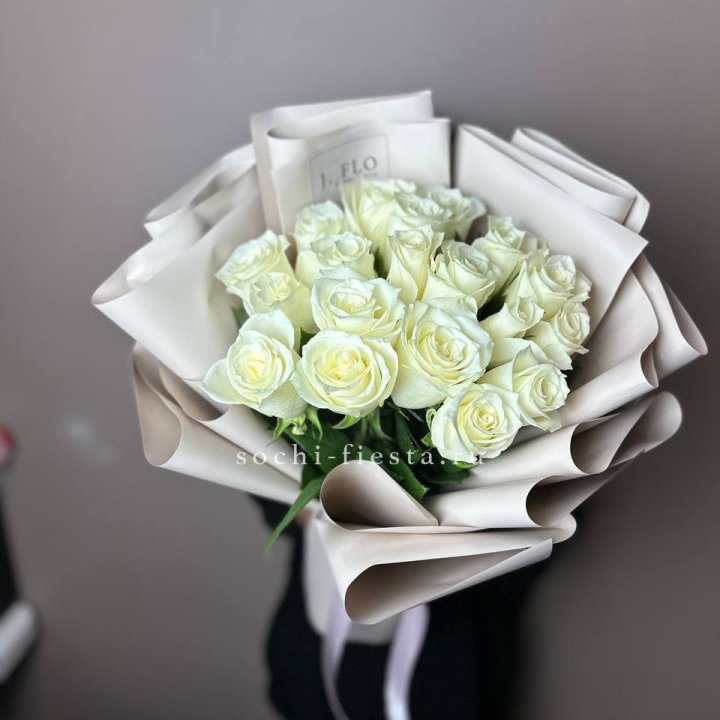 19 белых роз  в Комсомольске-на-Амуре