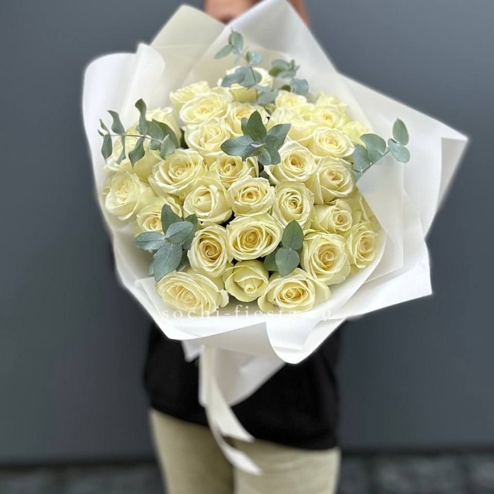 31 белая роза с эвкалиптом в Комсомольске-на-Амуре