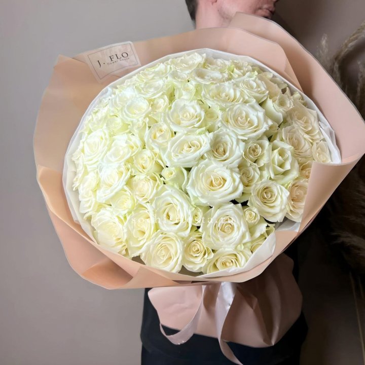 51 белая  роза в оформлении в Комсомольске-на-Амуре