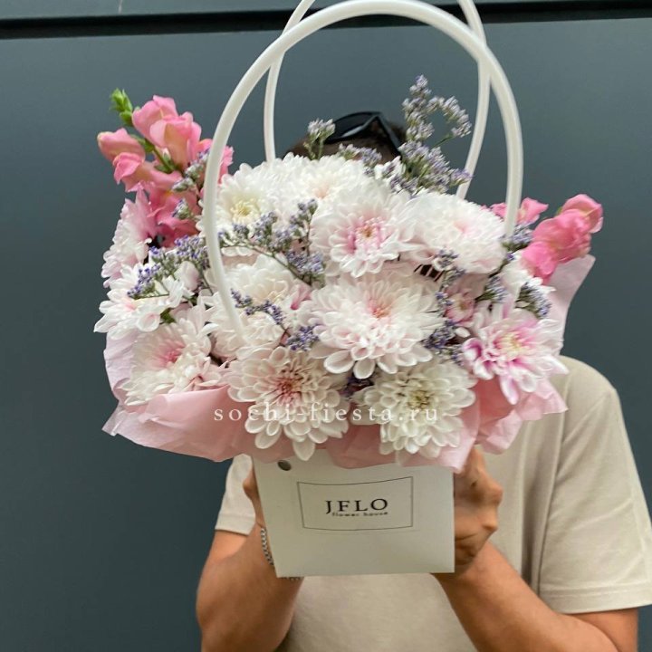 Сумочка из стойких цветов  в Комсомольске-на-Амуре