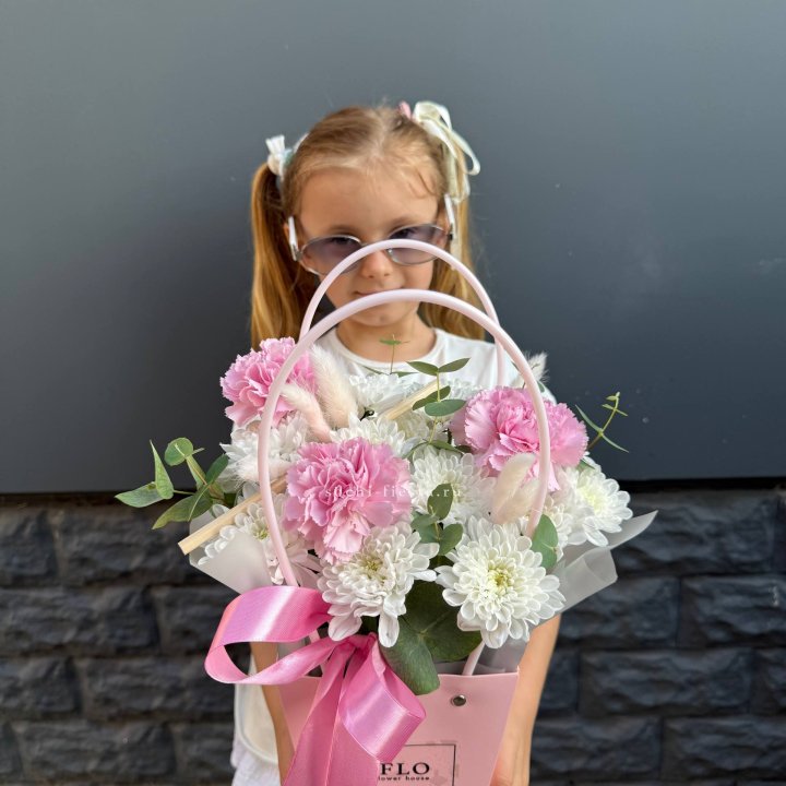 Сумочка из стойких хризантем и диантуса в Комсомольске-на-Амуре