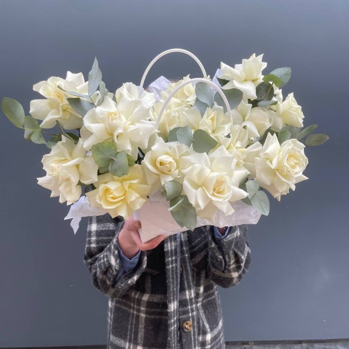 15 белых роз в сумочке в Комсомольске-на-Амуре