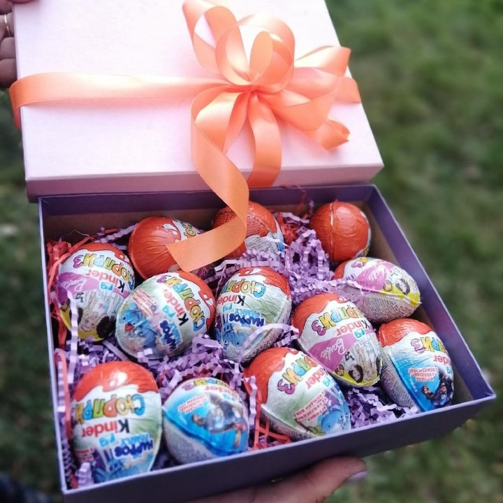 Коробка с киндерами в Комсомольске-на-Амуре