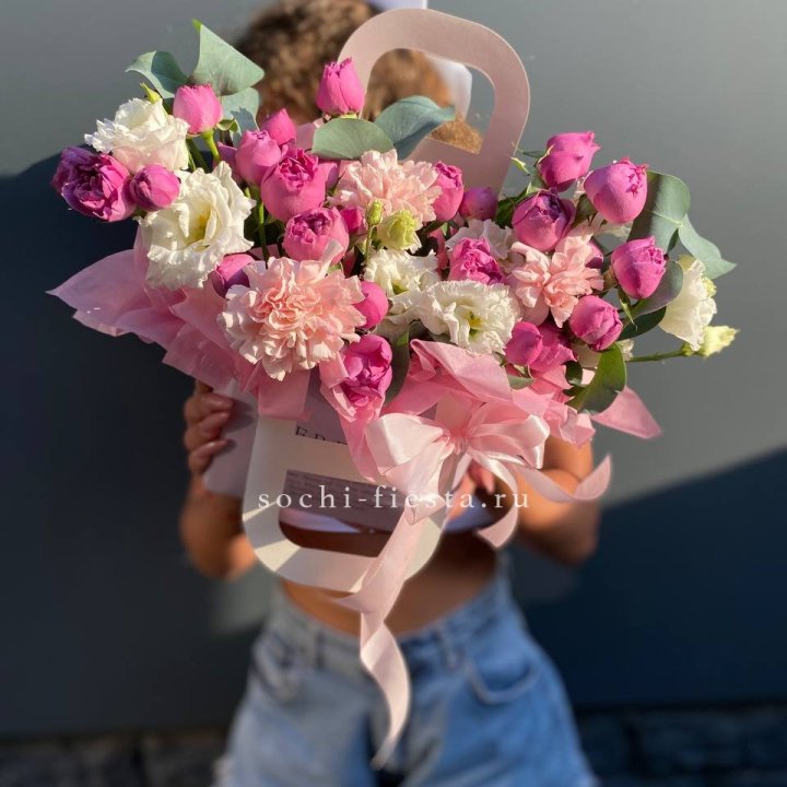 Сумочка с кустовой розой и диантусами в Комсомольске-на-Амуре