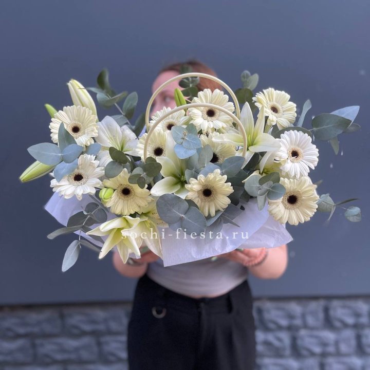 Сумочка лилии и герберы в Комсомольске-на-Амуре