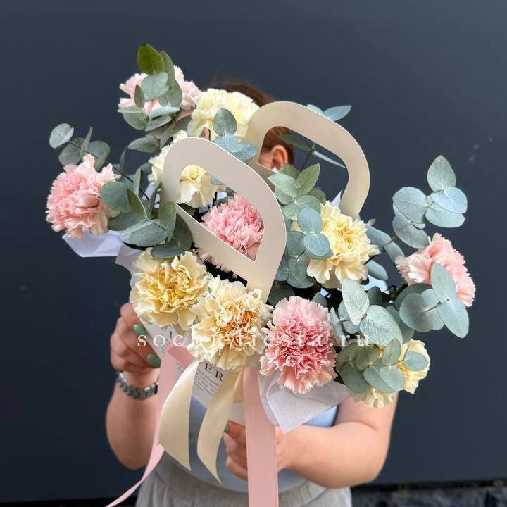 Сумочка из диантусов в Комсомольске-на-Амуре