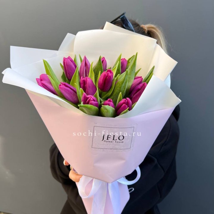 15 пурпурных тюльпанов в Комсомольске-на-Амуре
