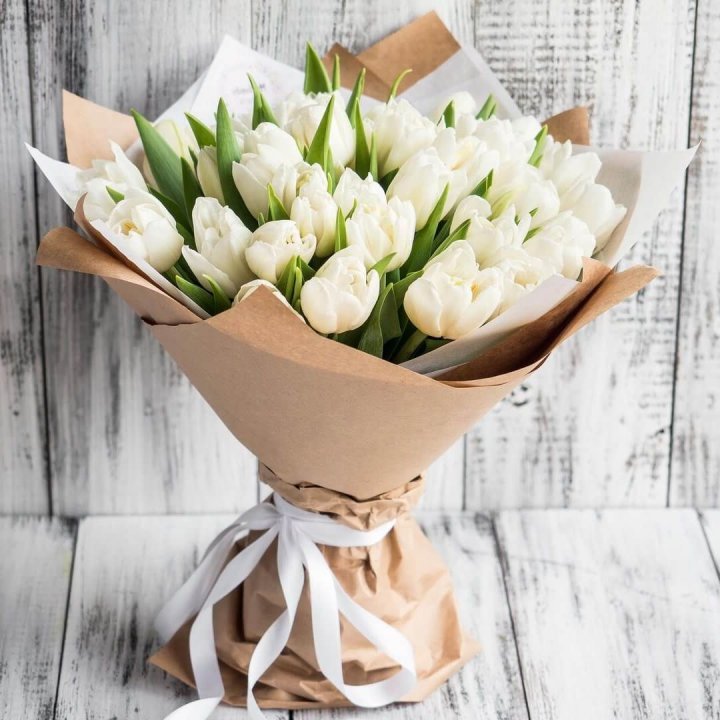 25 белых тюльпанов в Комсомольске-на-Амуре