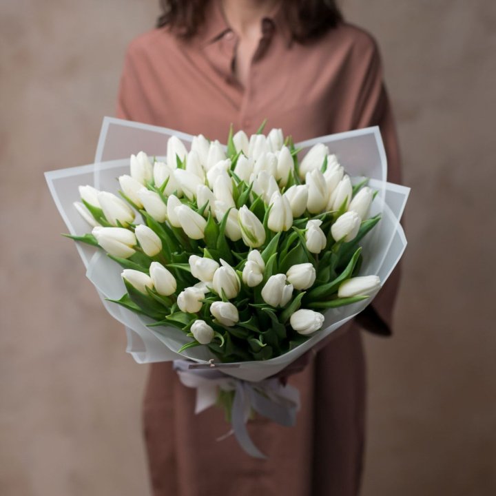 51 белый тюльпан в Комсомольске-на-Амуре