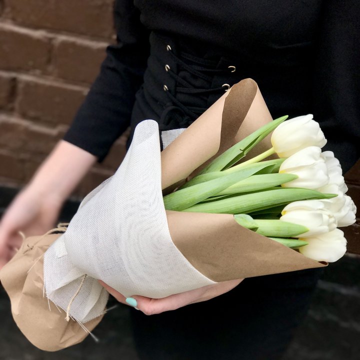 Букет белых тюльпанов в Комсомольске-на-Амуре