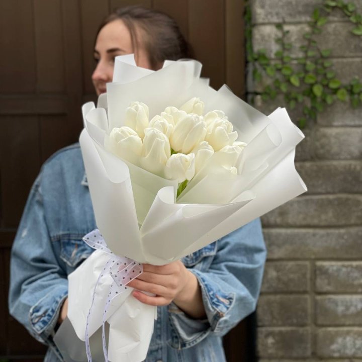 Букет белоснежных тюльпанов в Комсомольске-на-Амуре