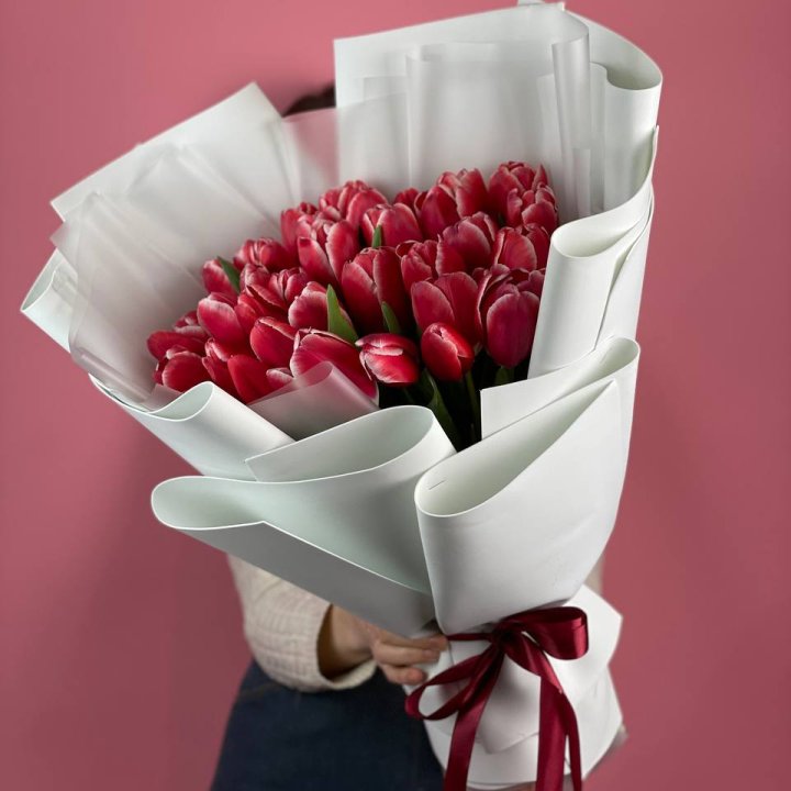 Букет красных тюльпанов в Комсомольске-на-Амуре
